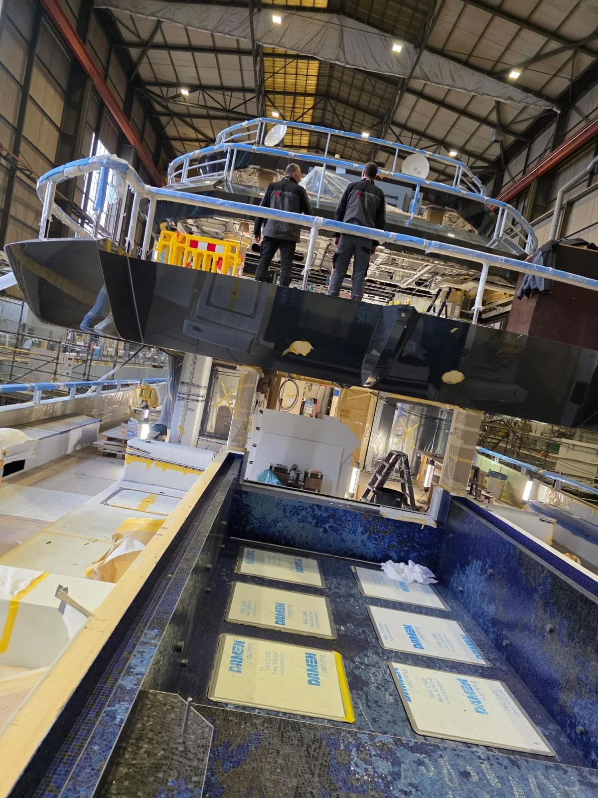 Work intervention on deck inside a hall