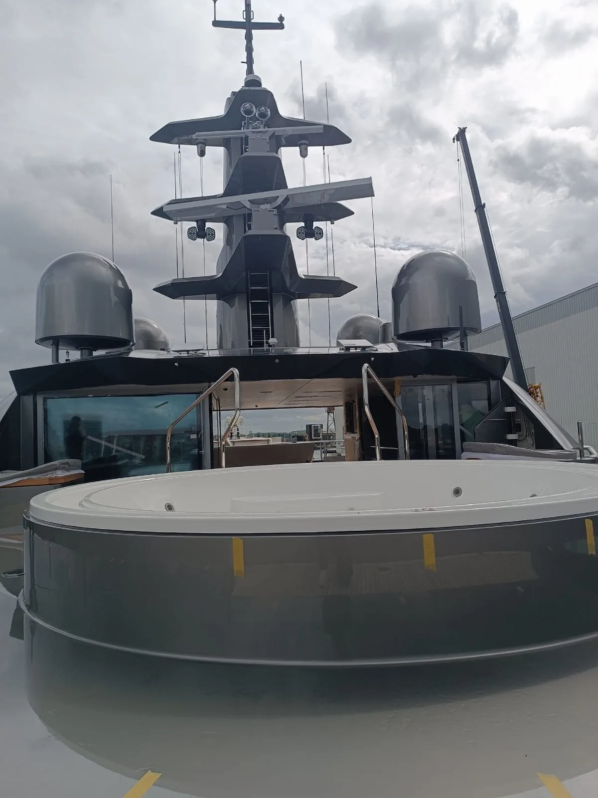 Stern structures and communication mast