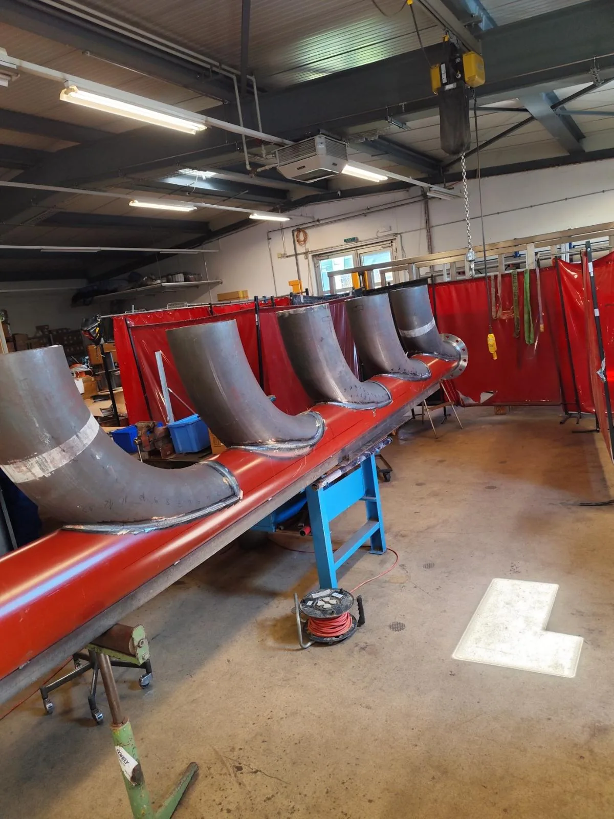 Workshop fabrication of a pipe manifold